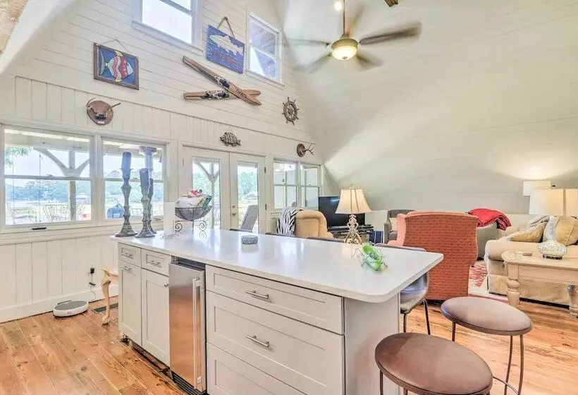 Lake Martin Cabin W/ Luxury Dock & Kayaks!