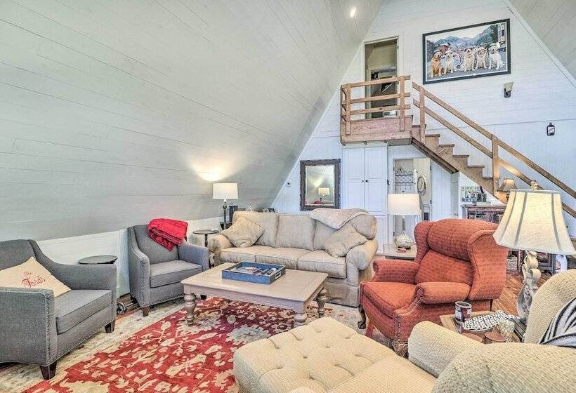 Lake Martin Cabin W/ Luxury Dock & Kayaks!