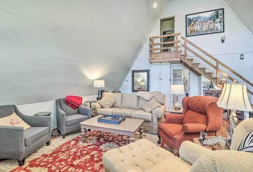 Lake Martin Cabin W/ Luxury Dock & Kayaks!