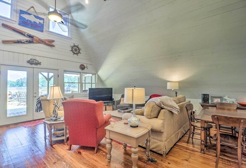 Lake Martin Cabin W/ Luxury Dock & Kayaks!