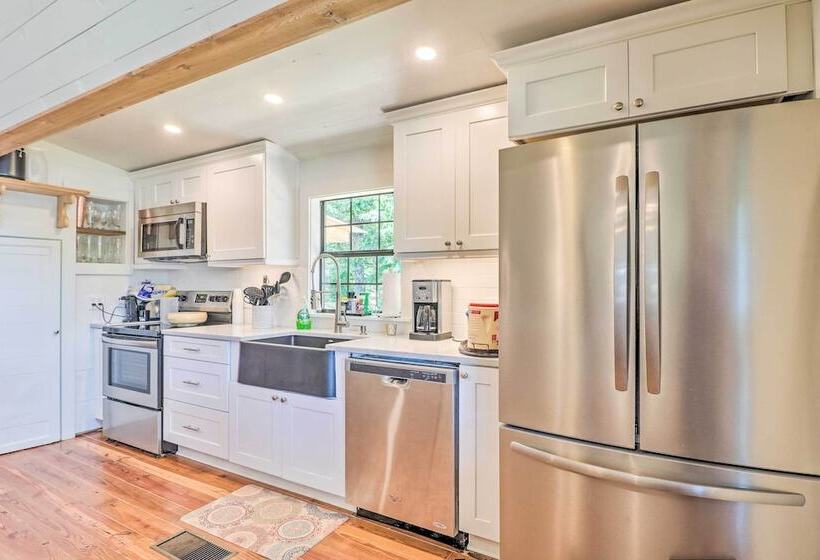 Lake Martin Cabin W/ Luxury Dock & Kayaks!