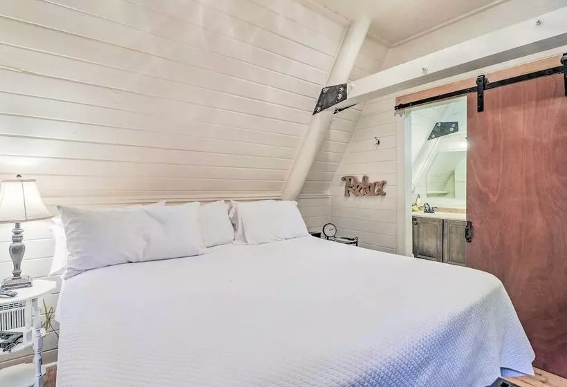 Lake Martin Cabin W/ Luxury Dock & Kayaks!