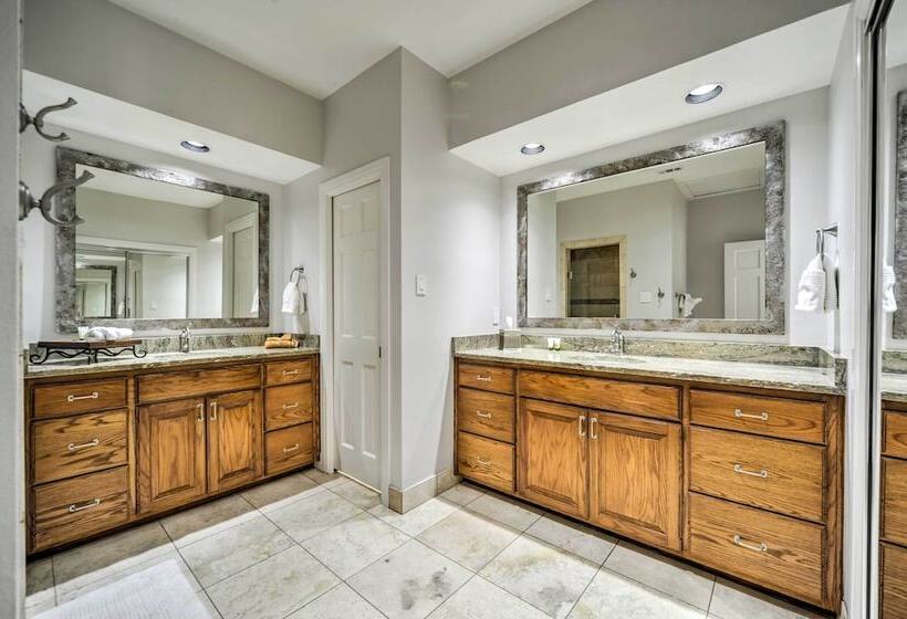 Lovely Spicewood Cottage W/ Patio & Grill!