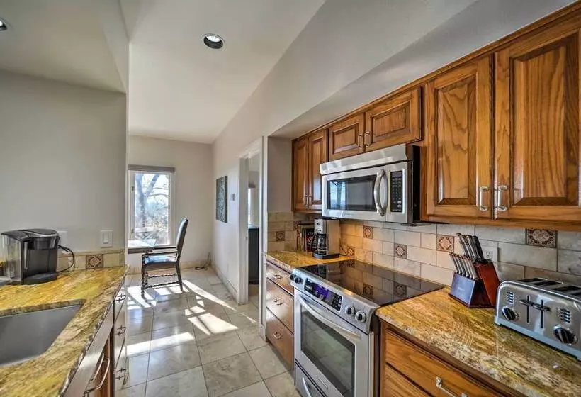 Lovely Spicewood Cottage W/ Patio & Grill!