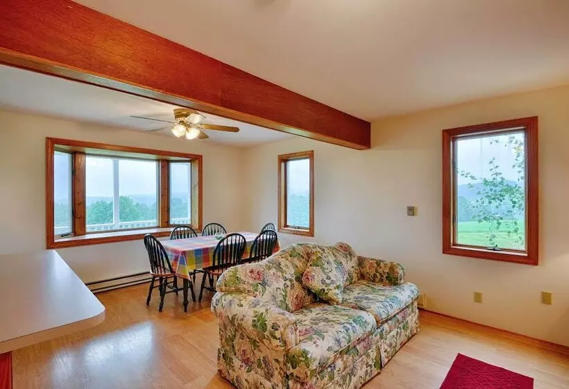 Mountain Top Country Hideaway: 48 Acres, Fire Pit!