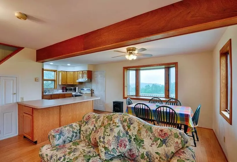 Mountain Top Country Hideaway: 48 Acres, Fire Pit!