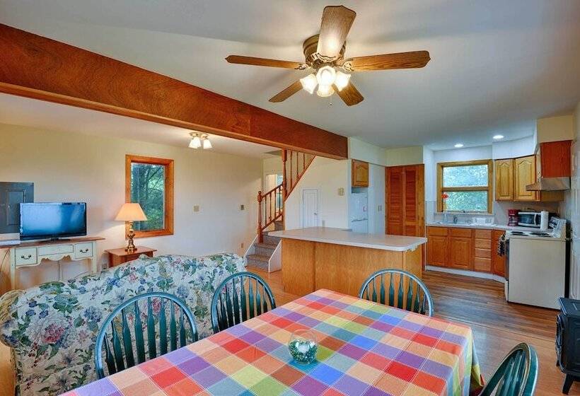 Mountain Top Country Hideaway: 48 Acres, Fire Pit!