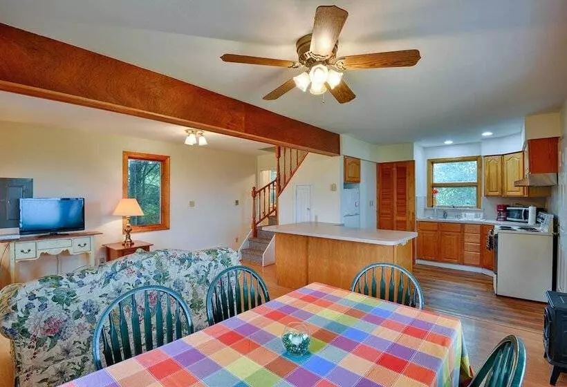 Mountain Top Country Hideaway: 48 Acres, Fire Pit!