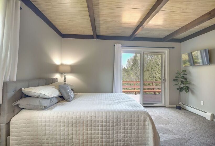 Newcomb Retreat W/ Mountain Views & Fire Pit!