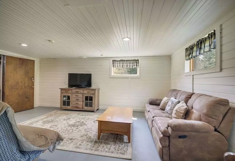 Newcomb Retreat W/ Mountain Views & Fire Pit!