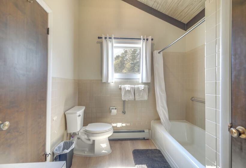 Newcomb Retreat W/ Mountain Views & Fire Pit!