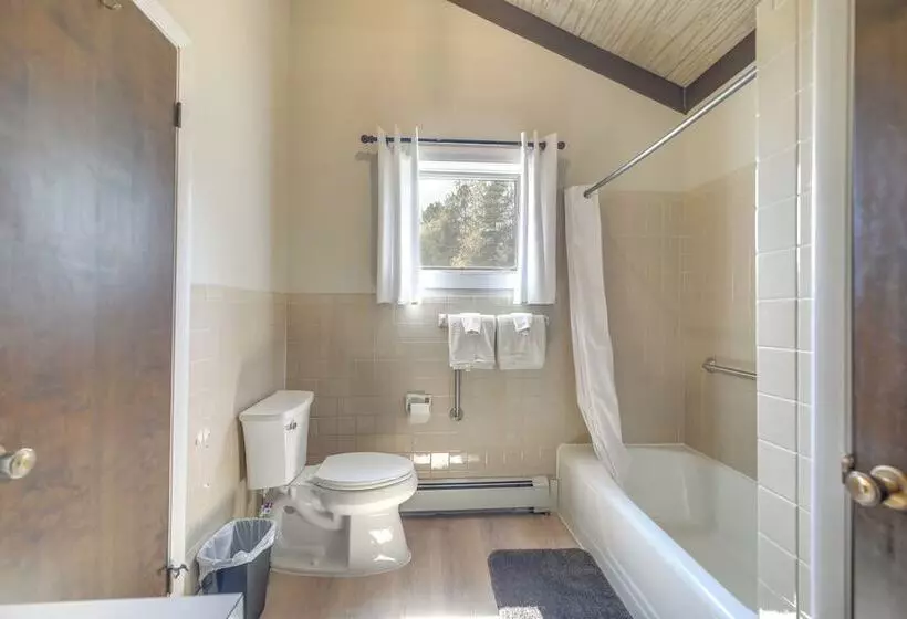 Newcomb Retreat W/ Mountain Views & Fire Pit!