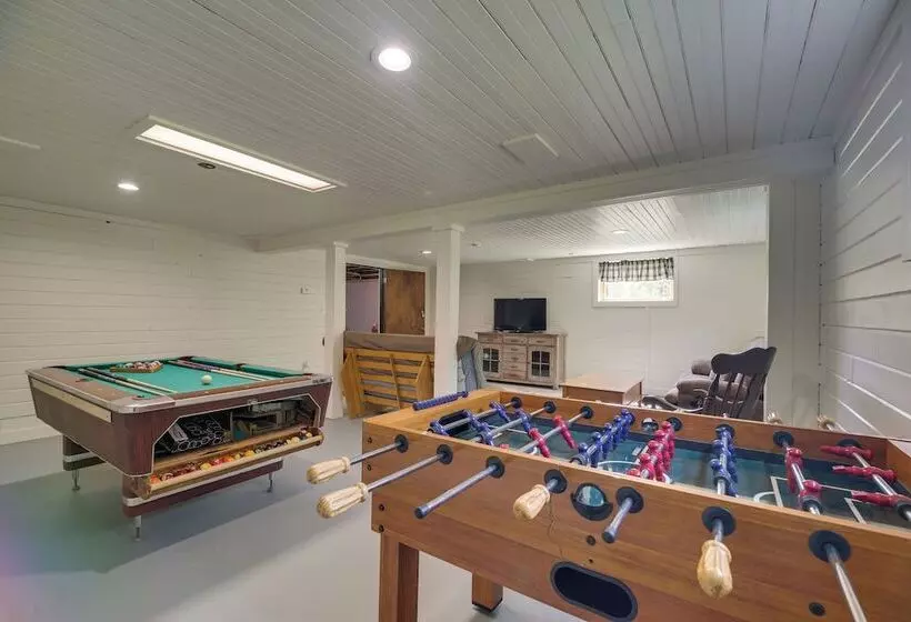 Newcomb Retreat W/ Mountain Views & Fire Pit!