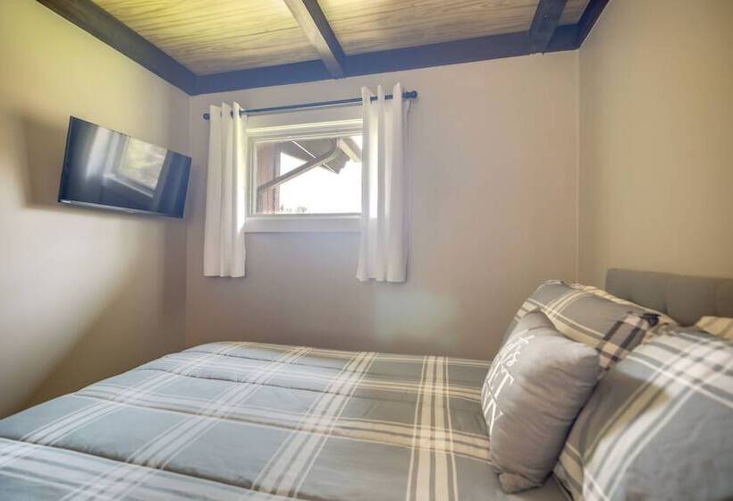 Newcomb Retreat W/ Mountain Views & Fire Pit!