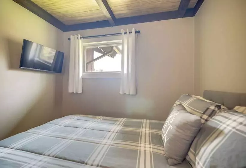 Newcomb Retreat W/ Mountain Views & Fire Pit!