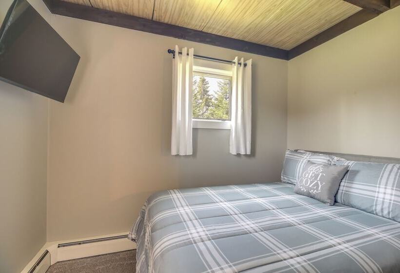 Newcomb Retreat W/ Mountain Views & Fire Pit!