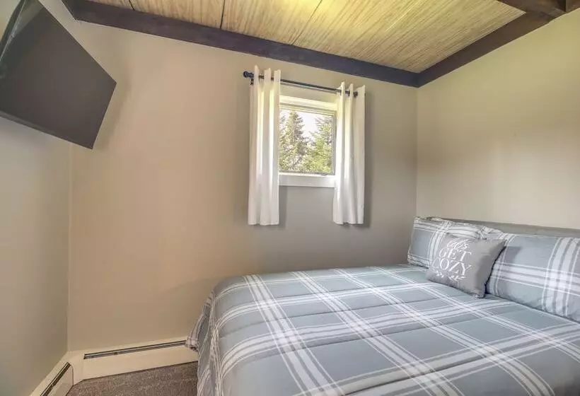 Newcomb Retreat W/ Mountain Views & Fire Pit!