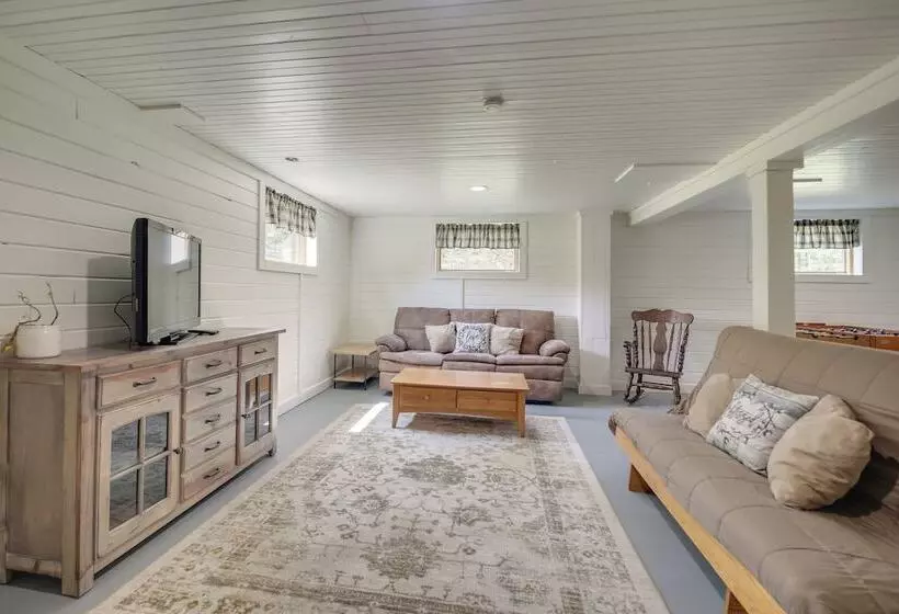 Newcomb Retreat W/ Mountain Views & Fire Pit!