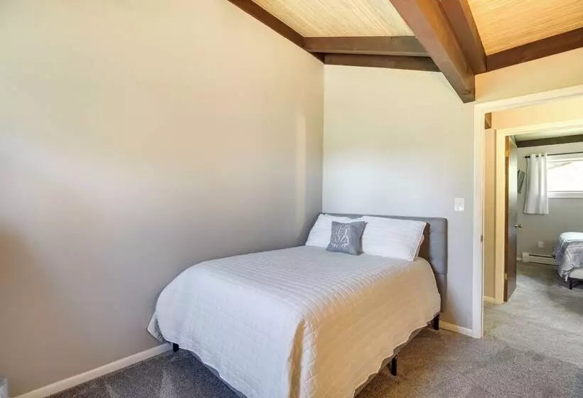 Newcomb Retreat W/ Mountain Views & Fire Pit!