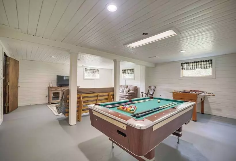 Newcomb Retreat W/ Mountain Views & Fire Pit!