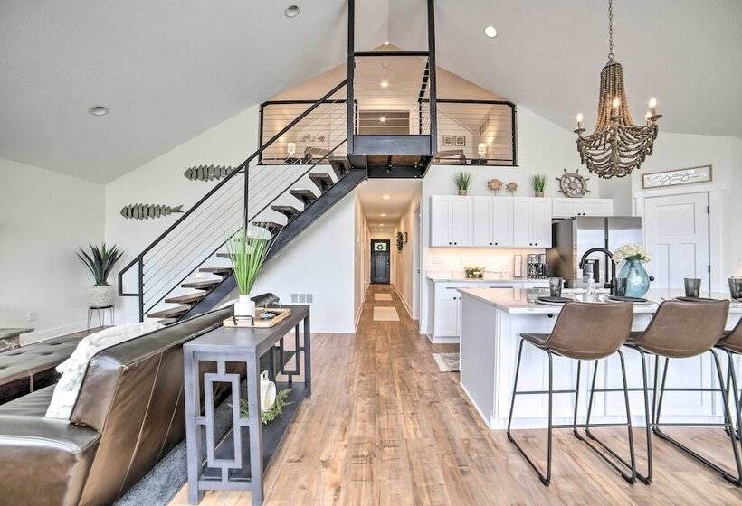 Newly Built Gilletts Lake Gem: Dock & Hot Tub