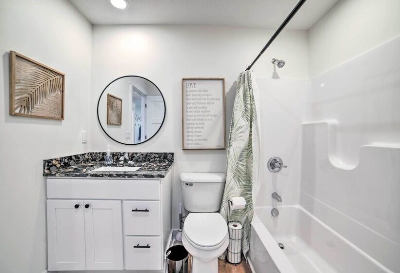 Newly Built Gilletts Lake Gem: Dock & Hot Tub