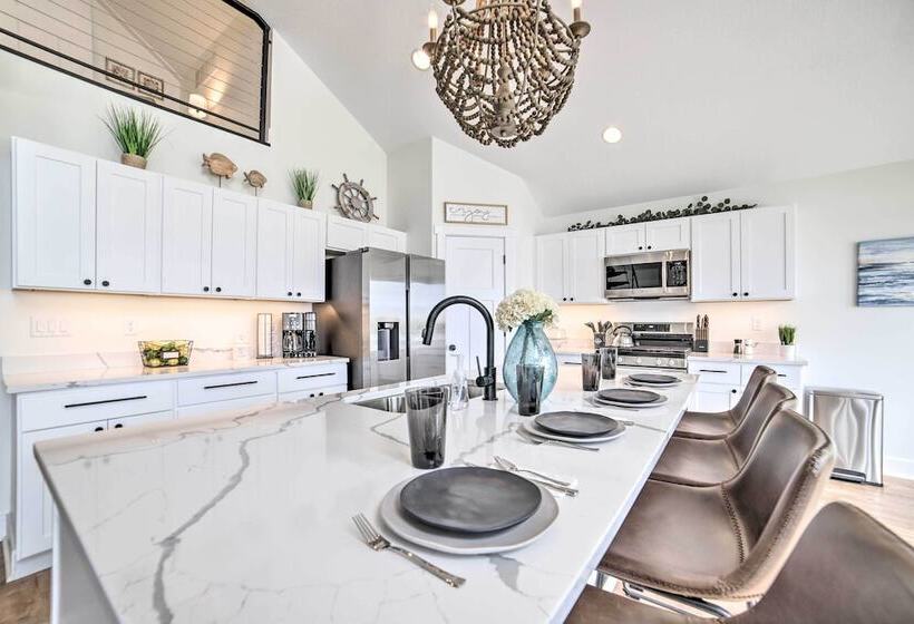 Newly Built Gilletts Lake Gem: Dock & Hot Tub