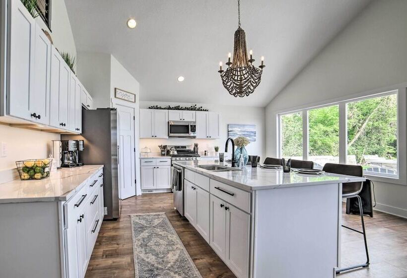 Newly Built Gilletts Lake Gem: Dock & Hot Tub