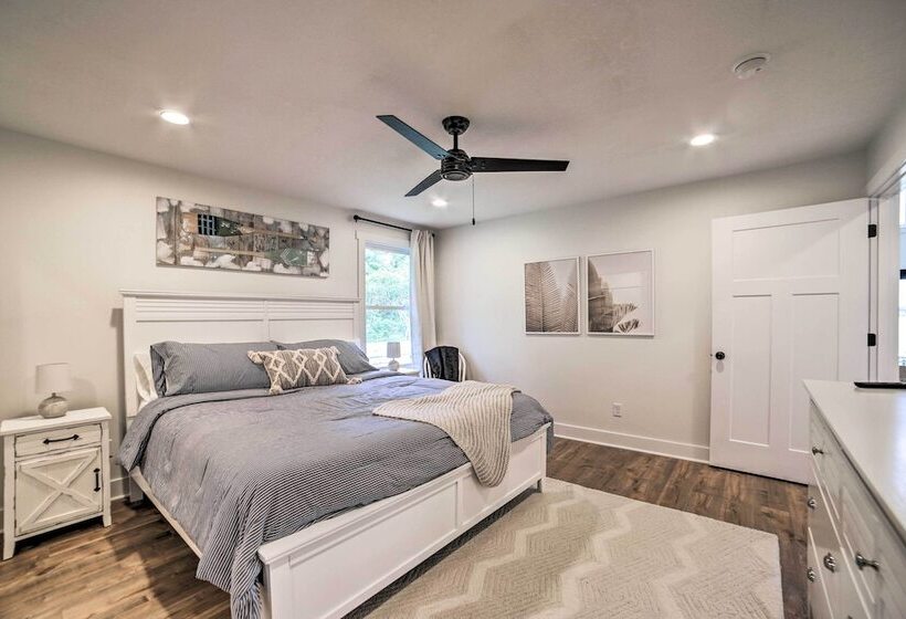 Newly Built Gilletts Lake Gem: Dock & Hot Tub