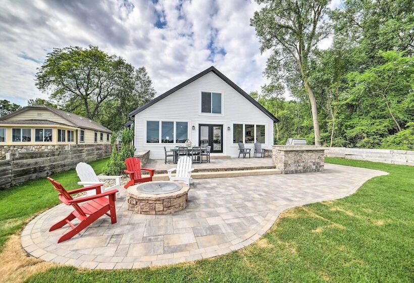 Newly Built Gilletts Lake Gem: Dock & Hot Tub