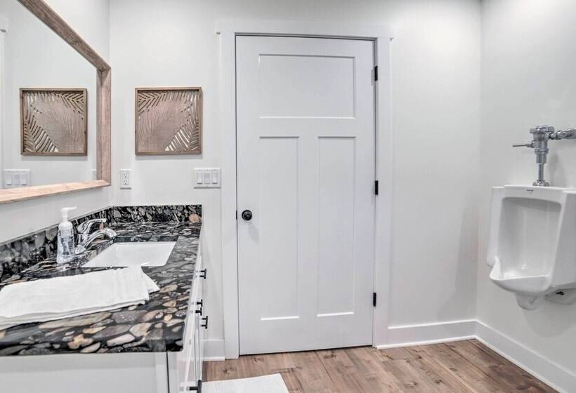 Newly Built Gilletts Lake Gem: Dock & Hot Tub