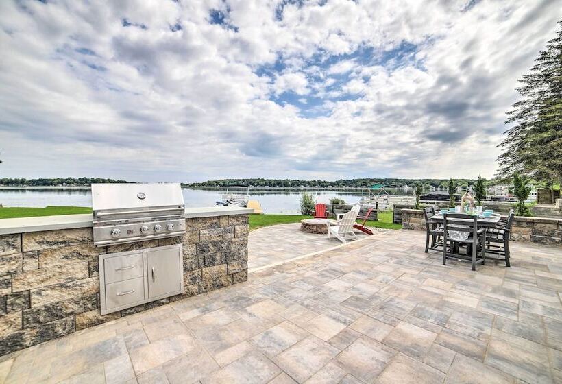 Newly Built Gilletts Lake Gem: Dock & Hot Tub