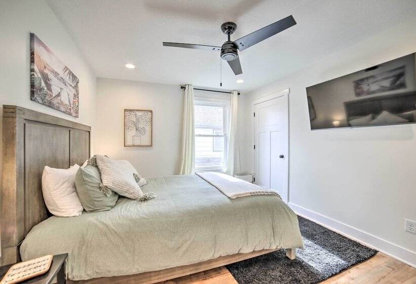 Newly Built Gilletts Lake Gem: Dock & Hot Tub