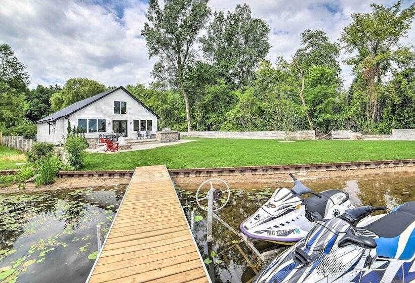 Newly Built Gilletts Lake Gem: Dock & Hot Tub