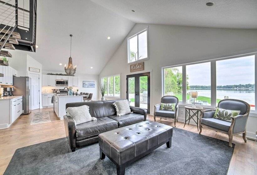 Newly Built Gilletts Lake Gem: Dock & Hot Tub