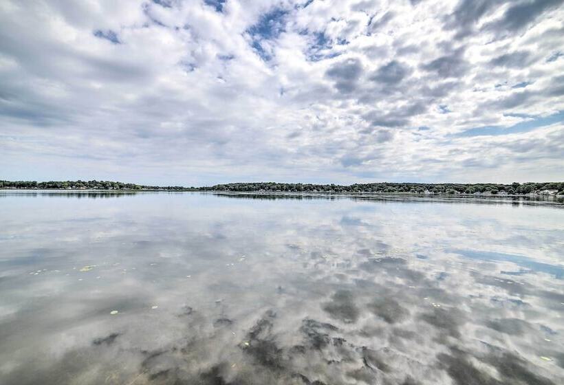 Newly Built Gilletts Lake Gem: Dock & Hot Tub