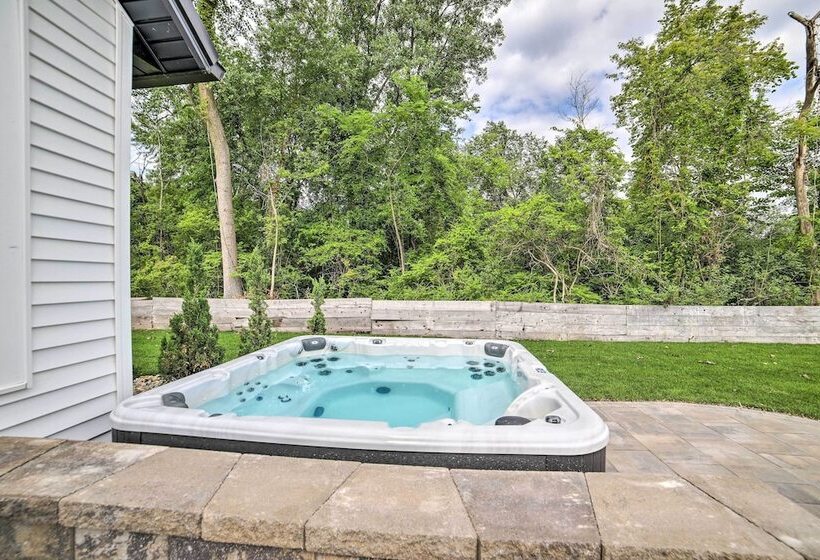 Newly Built Gilletts Lake Gem: Dock & Hot Tub