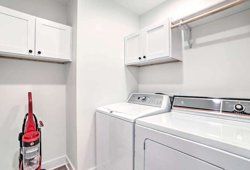 Newly Built Gilletts Lake Gem: Dock & Hot Tub