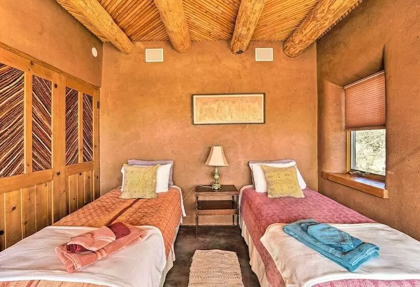 Peaceful New Mexico Retreat W/ Panoramic Mtn Views