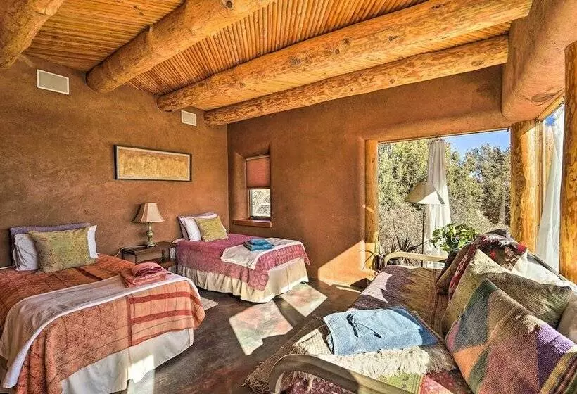 Peaceful New Mexico Retreat W/ Panoramic Mtn Views