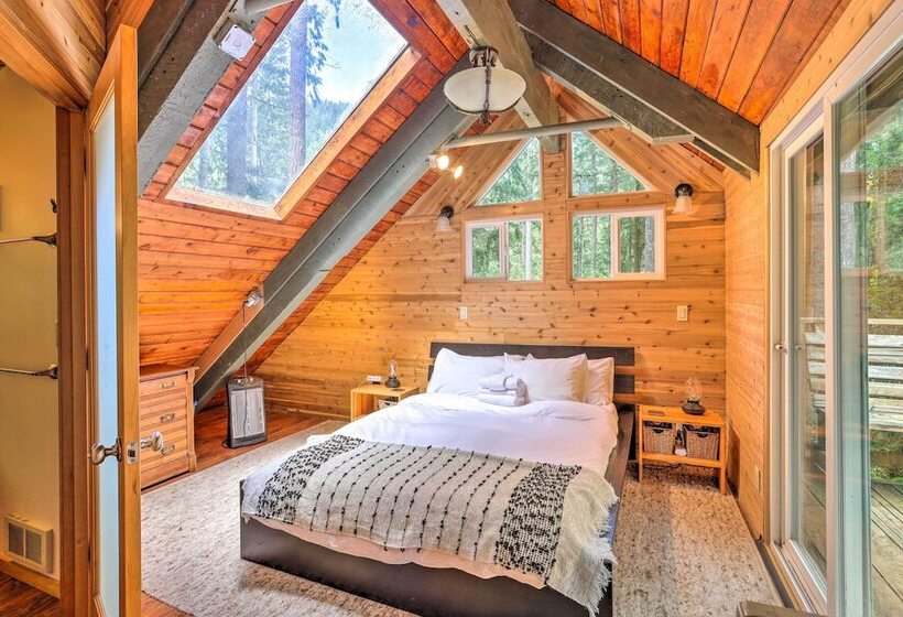 Peaceful Wooded Cabin By Mt. Baker Ski Area!
