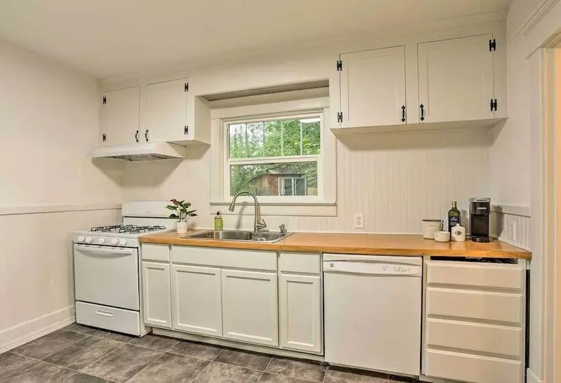 Pet Friendly Baker City Escape W/ Private Yard!