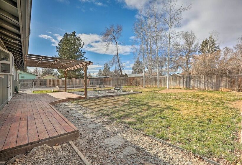 Relaxing Redmond Retreat: Golf, Hike & Ski!