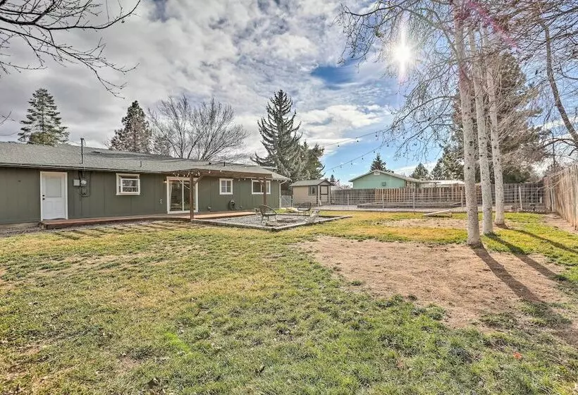 Relaxing Redmond Retreat: Golf, Hike & Ski!