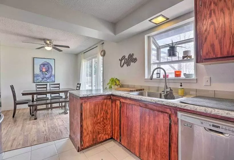 Relaxing Redmond Retreat: Golf, Hike & Ski!