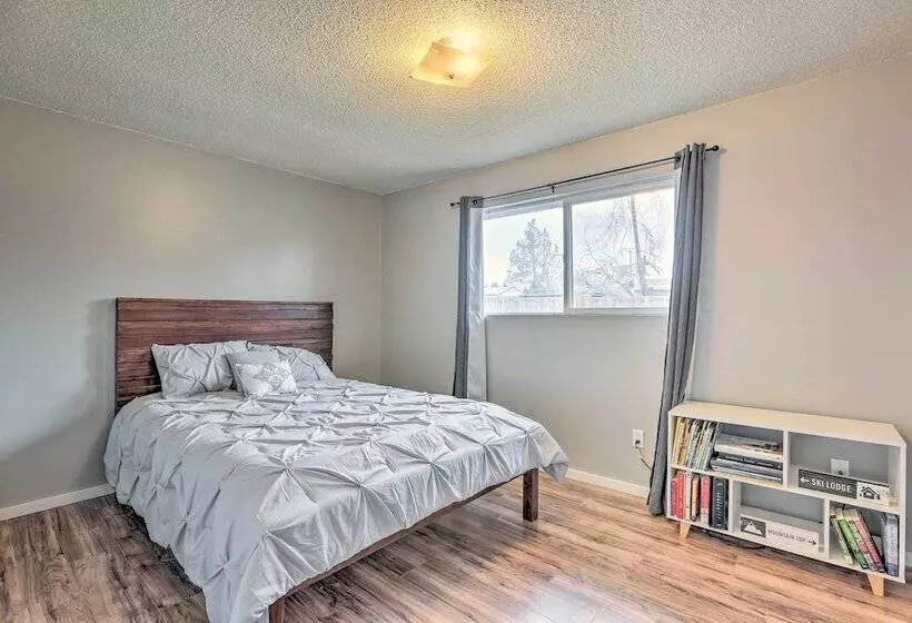 Relaxing Redmond Retreat: Golf, Hike & Ski!