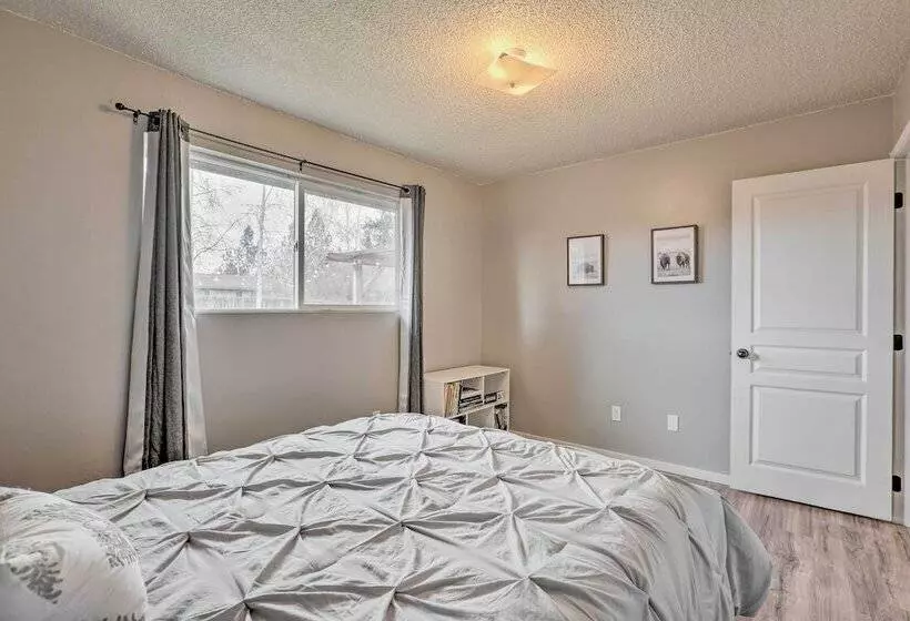 Relaxing Redmond Retreat: Golf, Hike & Ski!