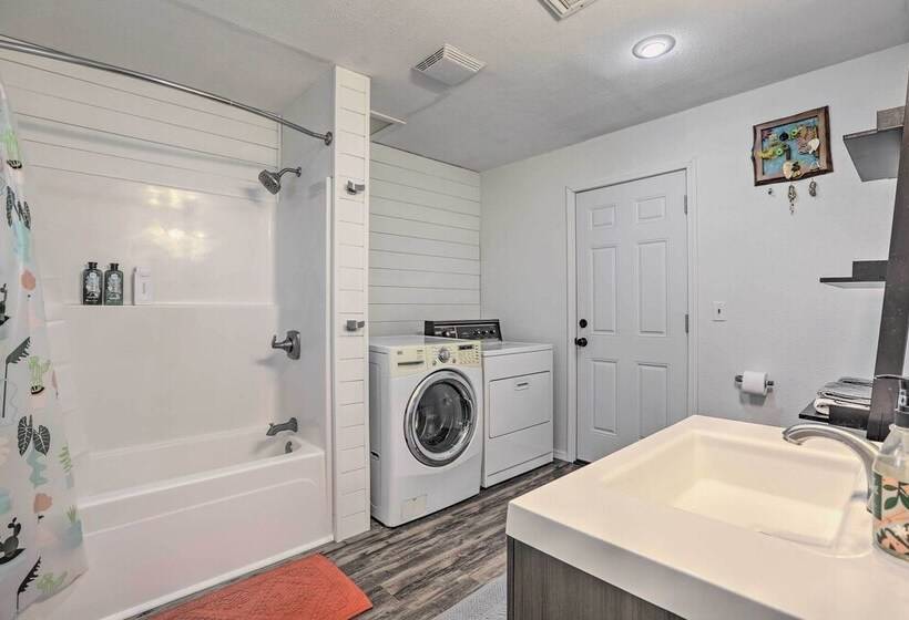 Relaxing Redmond Retreat: Golf, Hike & Ski!