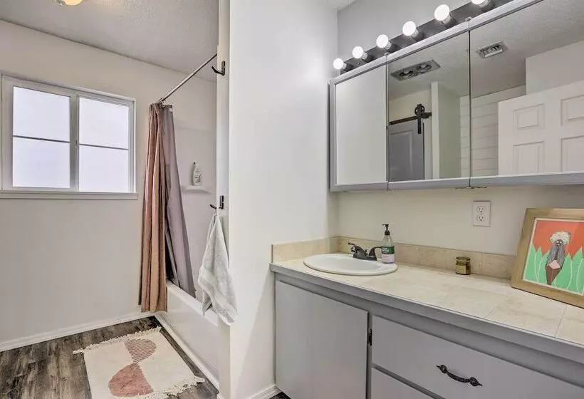 Relaxing Redmond Retreat: Golf, Hike & Ski!