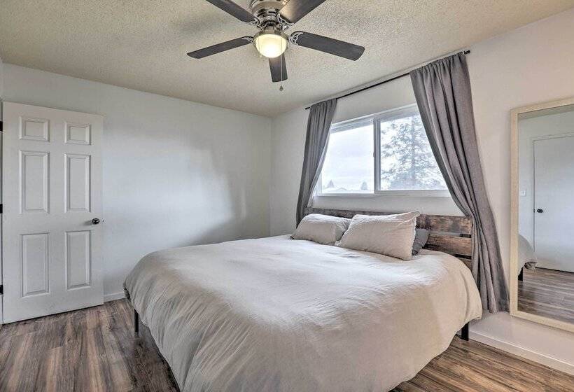 Relaxing Redmond Retreat: Golf, Hike & Ski!